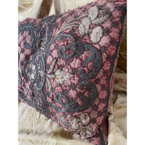 Coussin d'apparat réalisé à partir d'une broderie de cour du XVIIᵉ siècle 90 cm x 45 cm