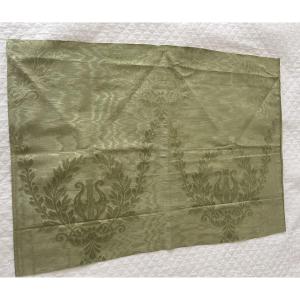 Fragment de soie moirée à décor de lyres – Fin du XIXᵉ siècle, couleur vert tilleul