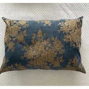 Coussin en soie bleue à décor floral beige