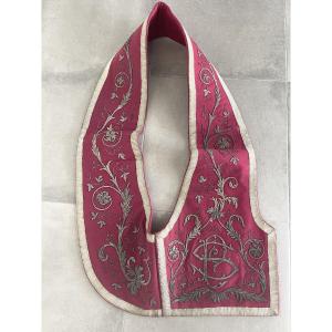 N 1 Étole ancienne XIXème en drap de laine rouge brodée de fils métalliques argent monogramme