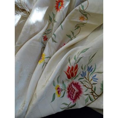 Tapis De Table Ou Dessus De Lit Satin moiré ivoire Et  Broderies De Fleurs