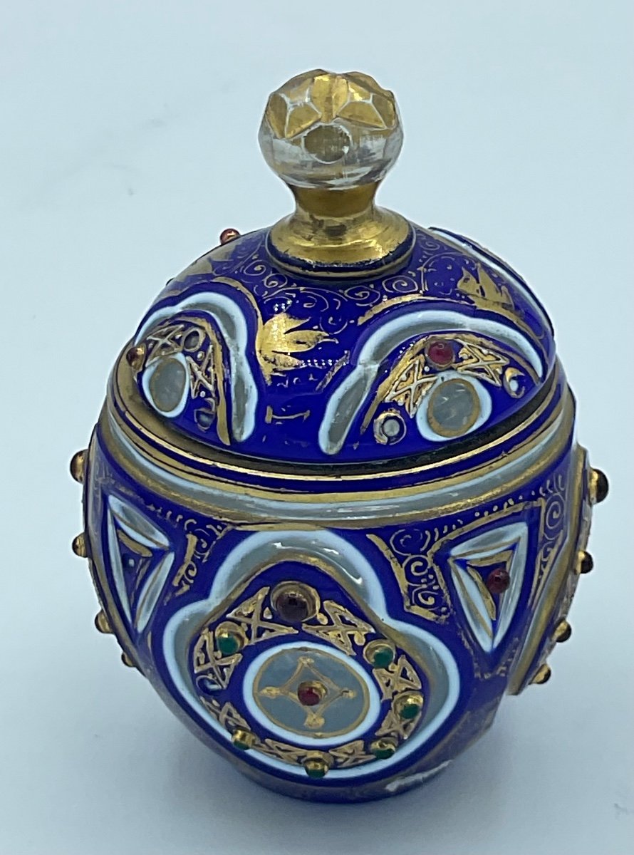 Bonbonnière En Verre Superposé Bohème Antique Avec Couvercle Orné De Pierres Rouges Et Vertes, 