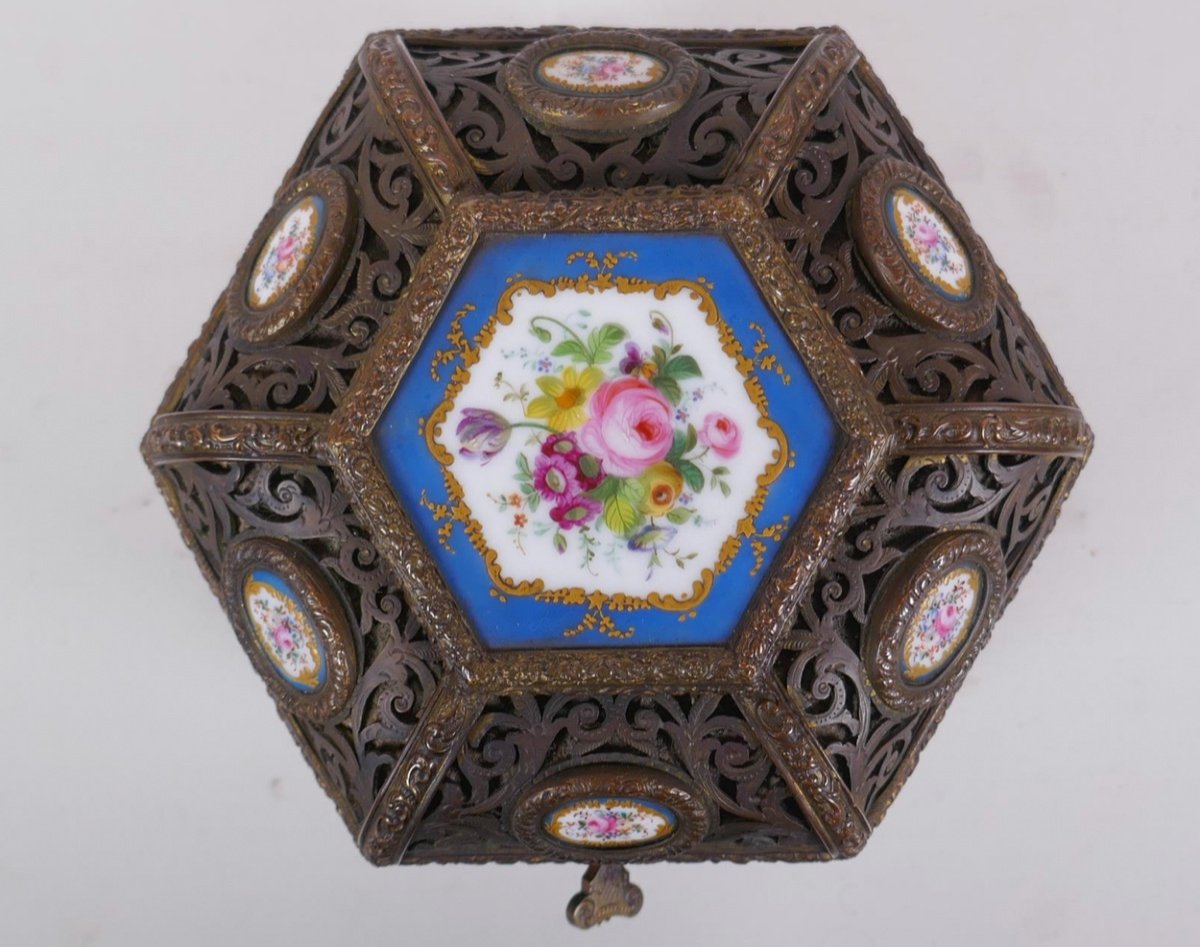 Coffret De Sèvres En Bronze à Plaques De Porcelaine De Style Tahan. Pour Le Marché Oriental.-photo-2