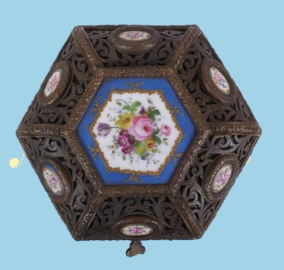Coffret De Sèvres En Bronze à Plaques De Porcelaine De Style Tahan. Pour Le Marché Oriental.-photo-1