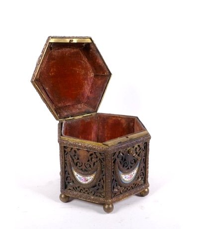 Coffret De Sèvres En Bronze à Plaques De Porcelaine De Style Tahan. Pour Le Marché Oriental.-photo-6
