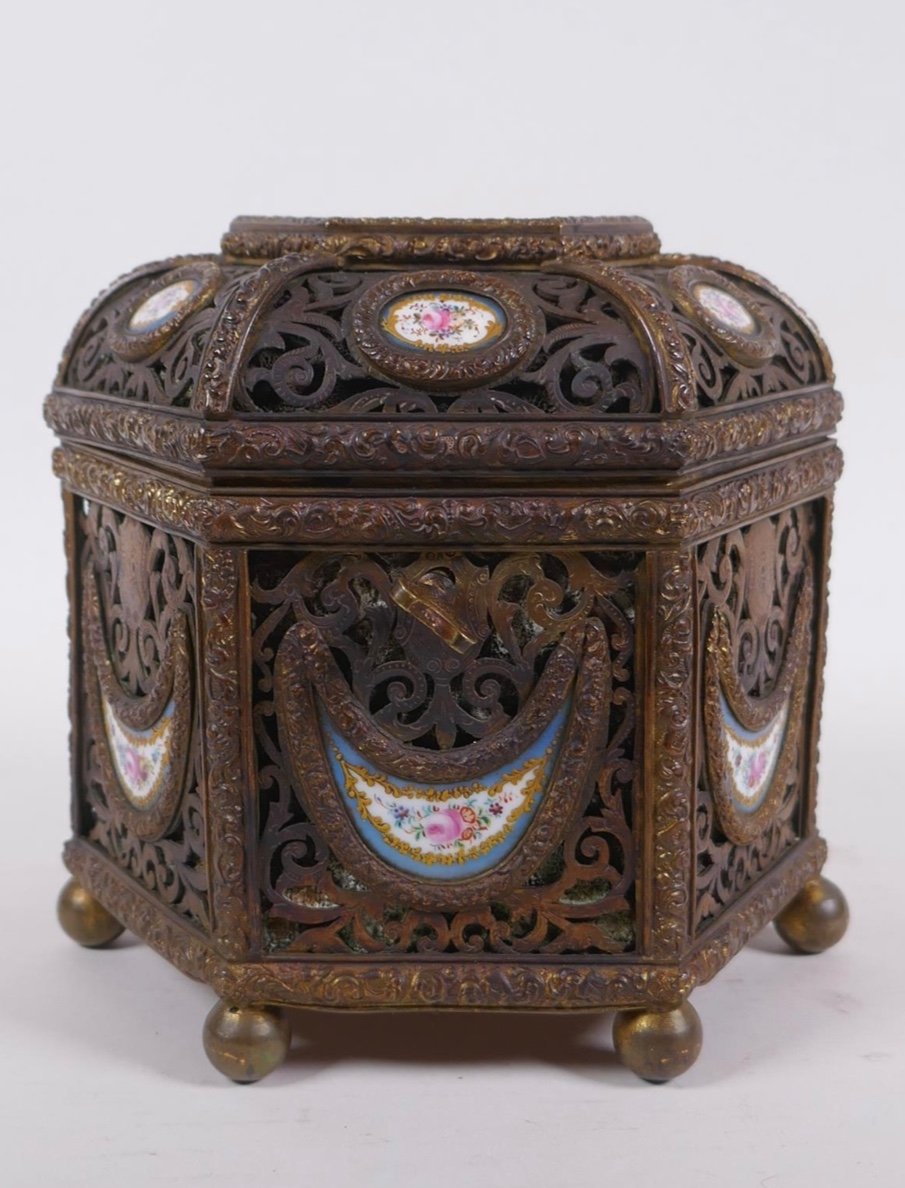 Coffret De Sèvres En Bronze à Plaques De Porcelaine De Style Tahan. Pour Le Marché Oriental.-photo-2