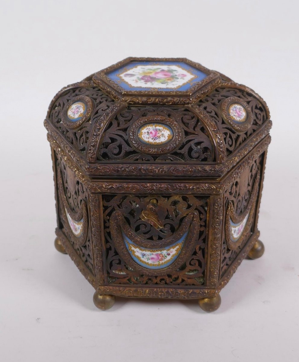 Coffret De Sèvres En Bronze à Plaques De Porcelaine De Style Tahan. Pour Le Marché Oriental.