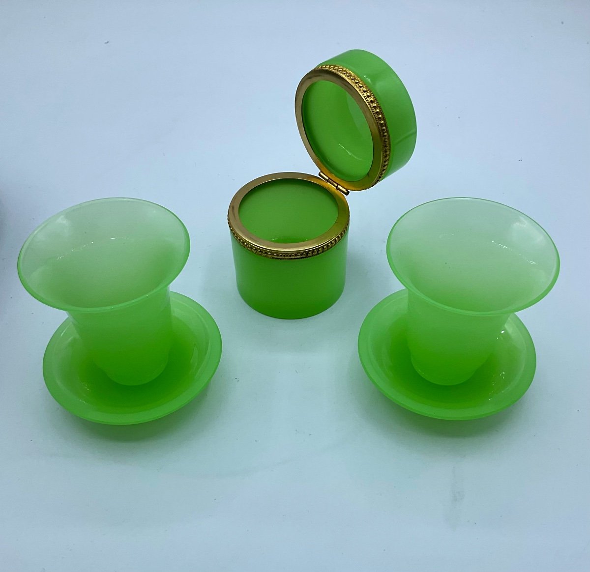 Antique French Opaline Glass Box And 2 Small Vases With Dishes In Lime Green-photo-2