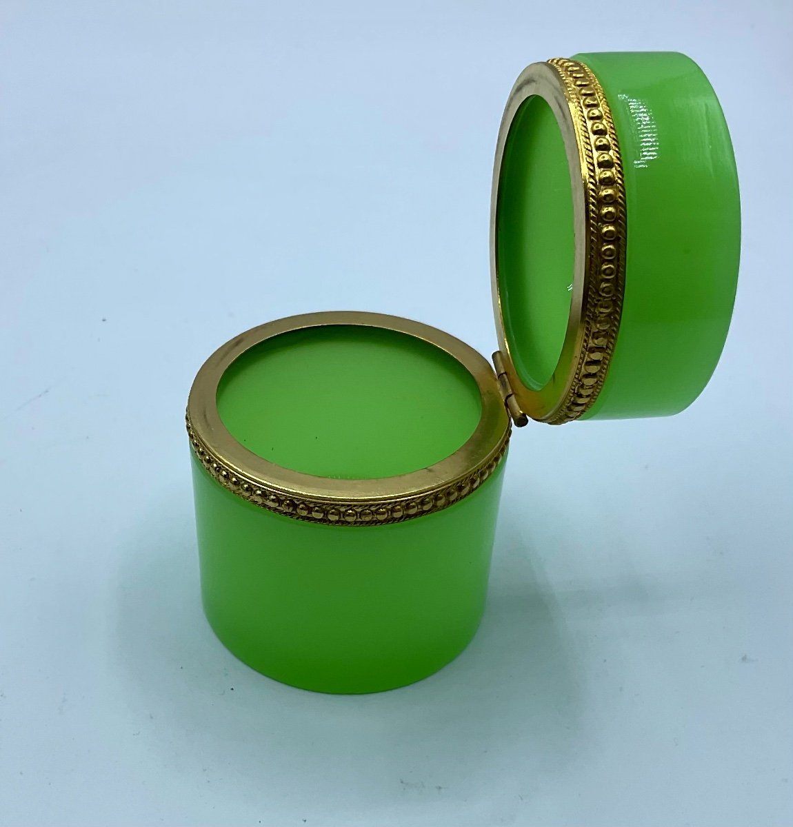 Antique French Opaline Glass Box And 2 Small Vases With Dishes In Lime Green-photo-4