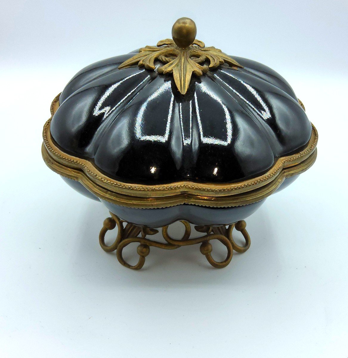 Grand Bonbonnière En Porcelaine Noir