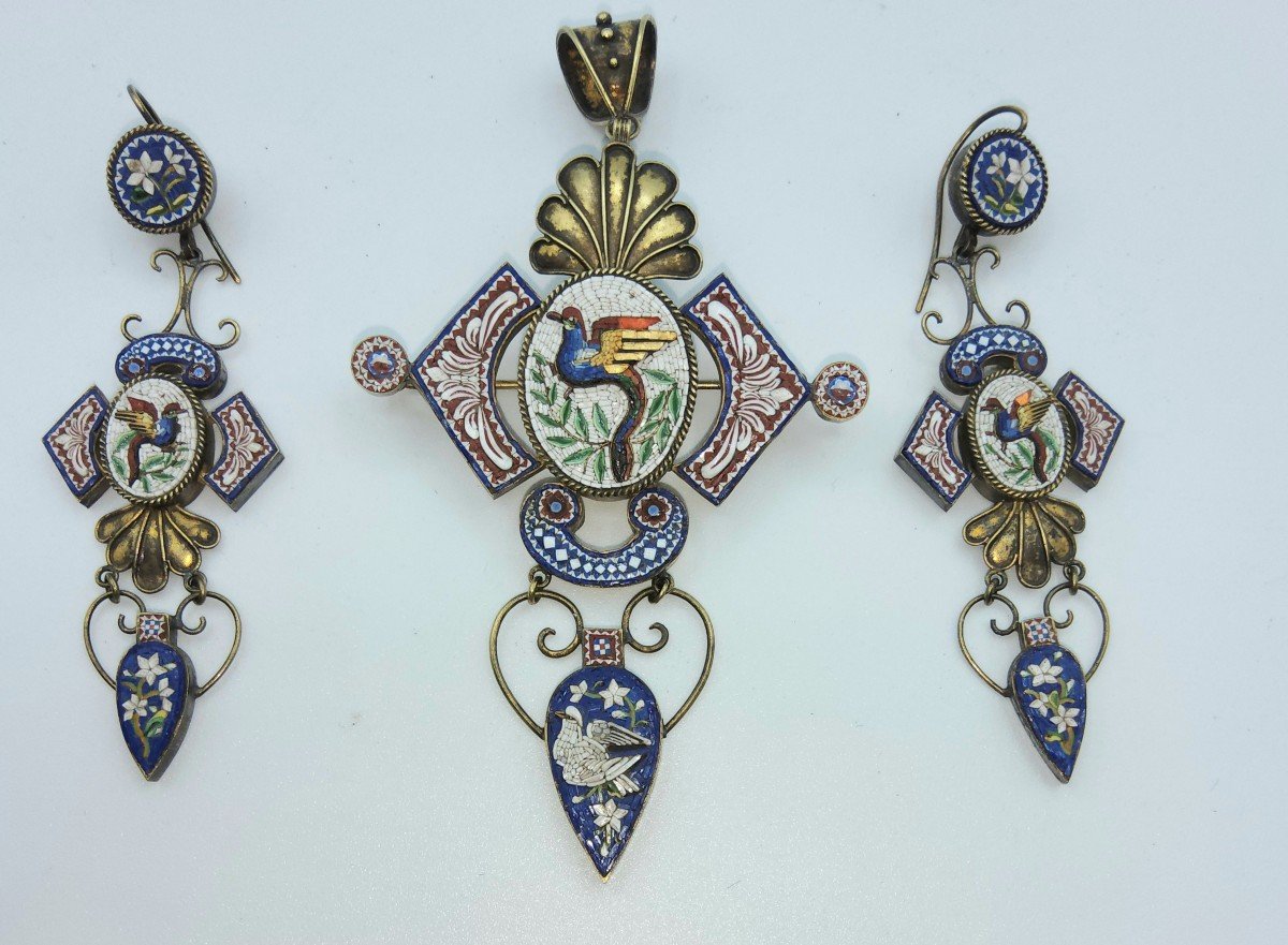 Mosaique Antique Avec Ensemble d'Oiseaux, Pendentif Médaillon Et Boucles d'Oreilles