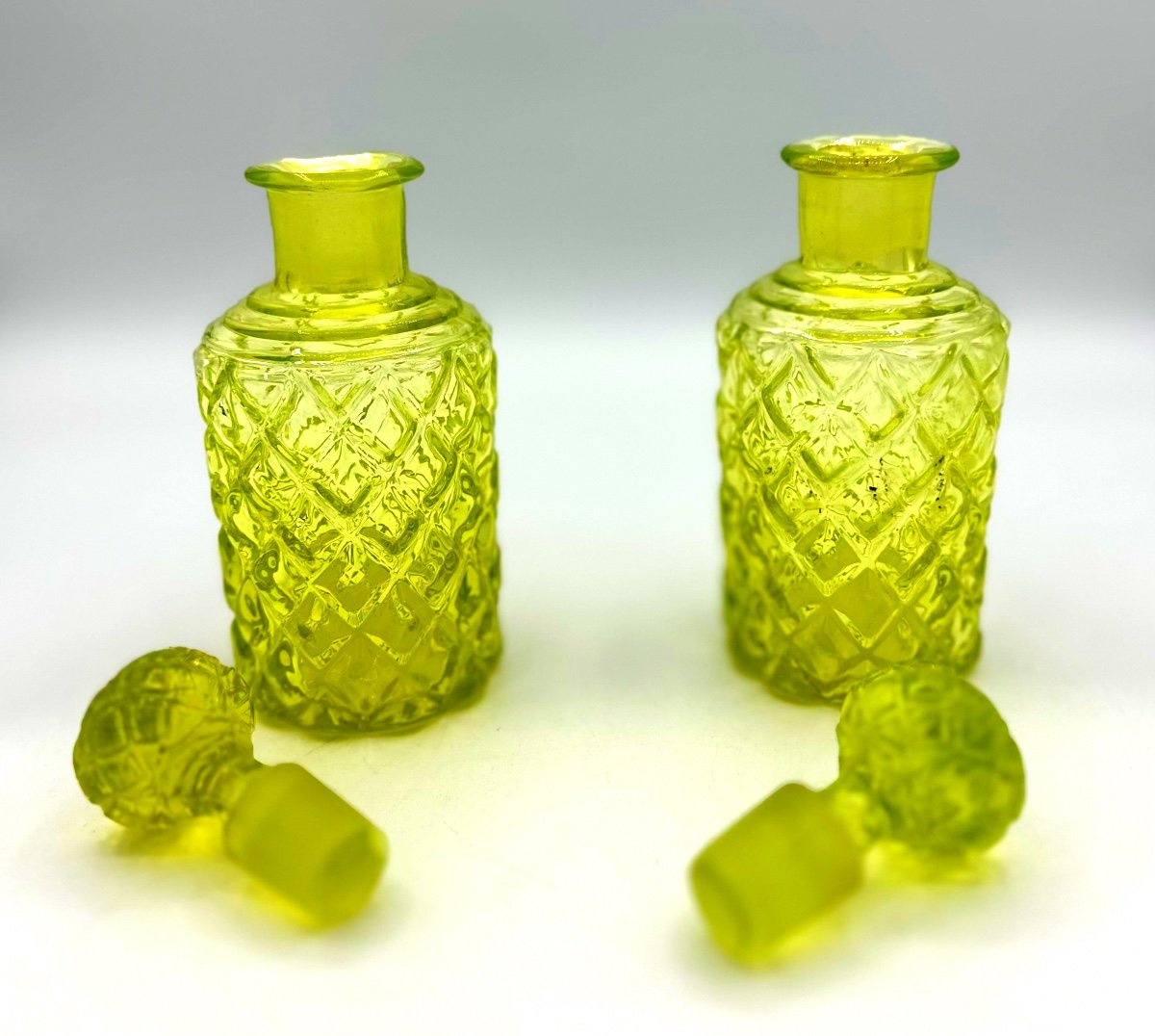 Pair Of 19century Uranium Baccarat Glass  Perfume Bottles -photo-2