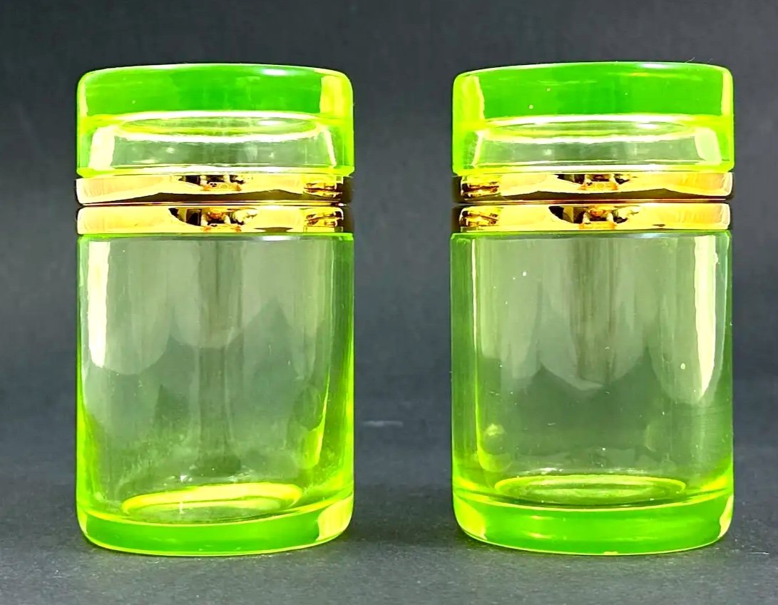 Une Paire De Boîtes Cylindriques Antiques En Verre d'Uranium Bohème -photo-1