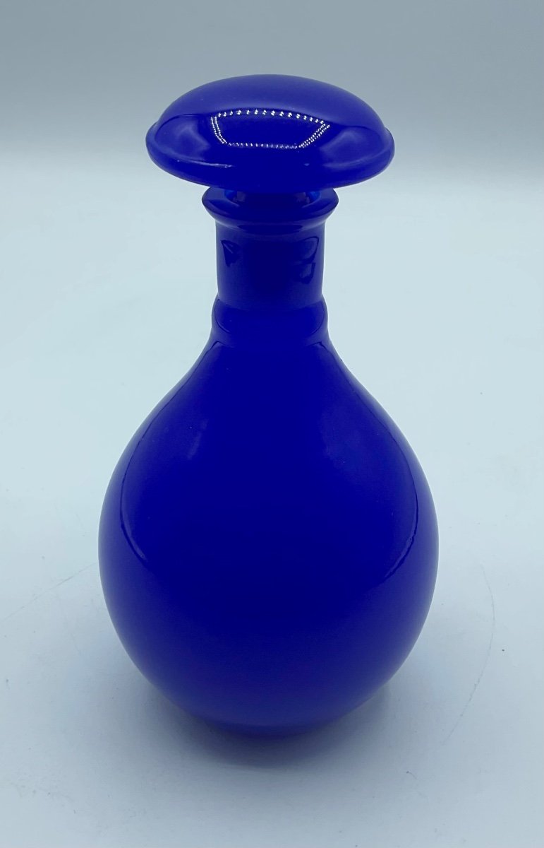Flacon à parfum en opaline bleu cobalt, Murano, XXe siècle