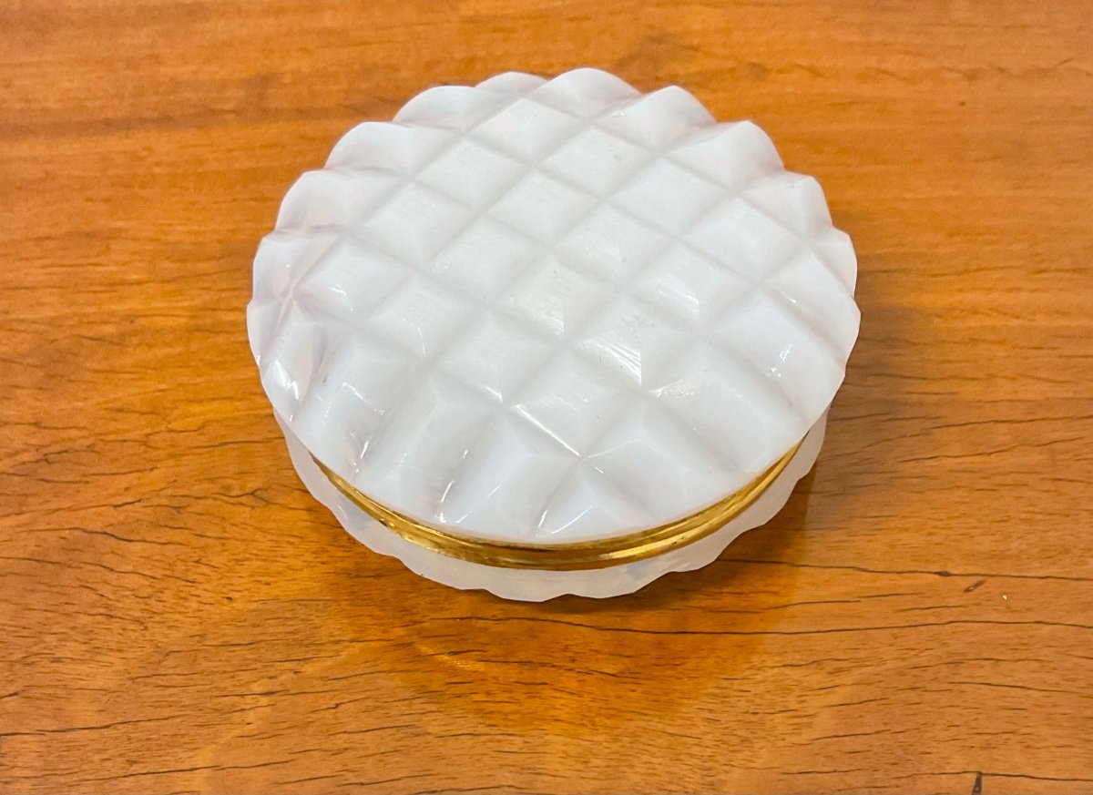 Pilulier XIXème En Verre Opaline Et Monture En Bronze
