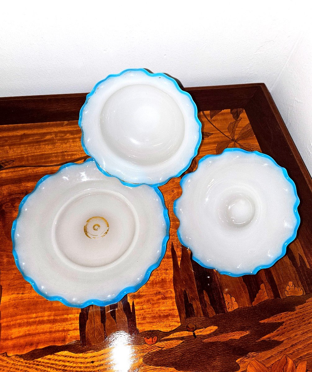 Bonbonnière En Opaline En Blanc Bordé De Bleu Avec Couvercle Et Plat,xixème.tres Rare-photo-3