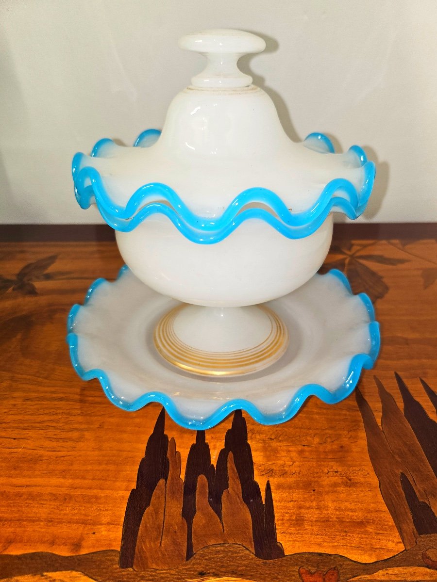 Bonbonnière En Opaline En Blanc Bordé De Bleu Avec Couvercle Et Plat,xixème.tres Rare