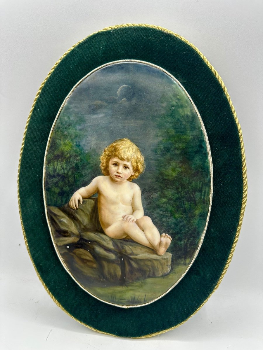 Très inhabituelle plaque murale en porcelaine XL de forme ovale représentant un petit garçon. 