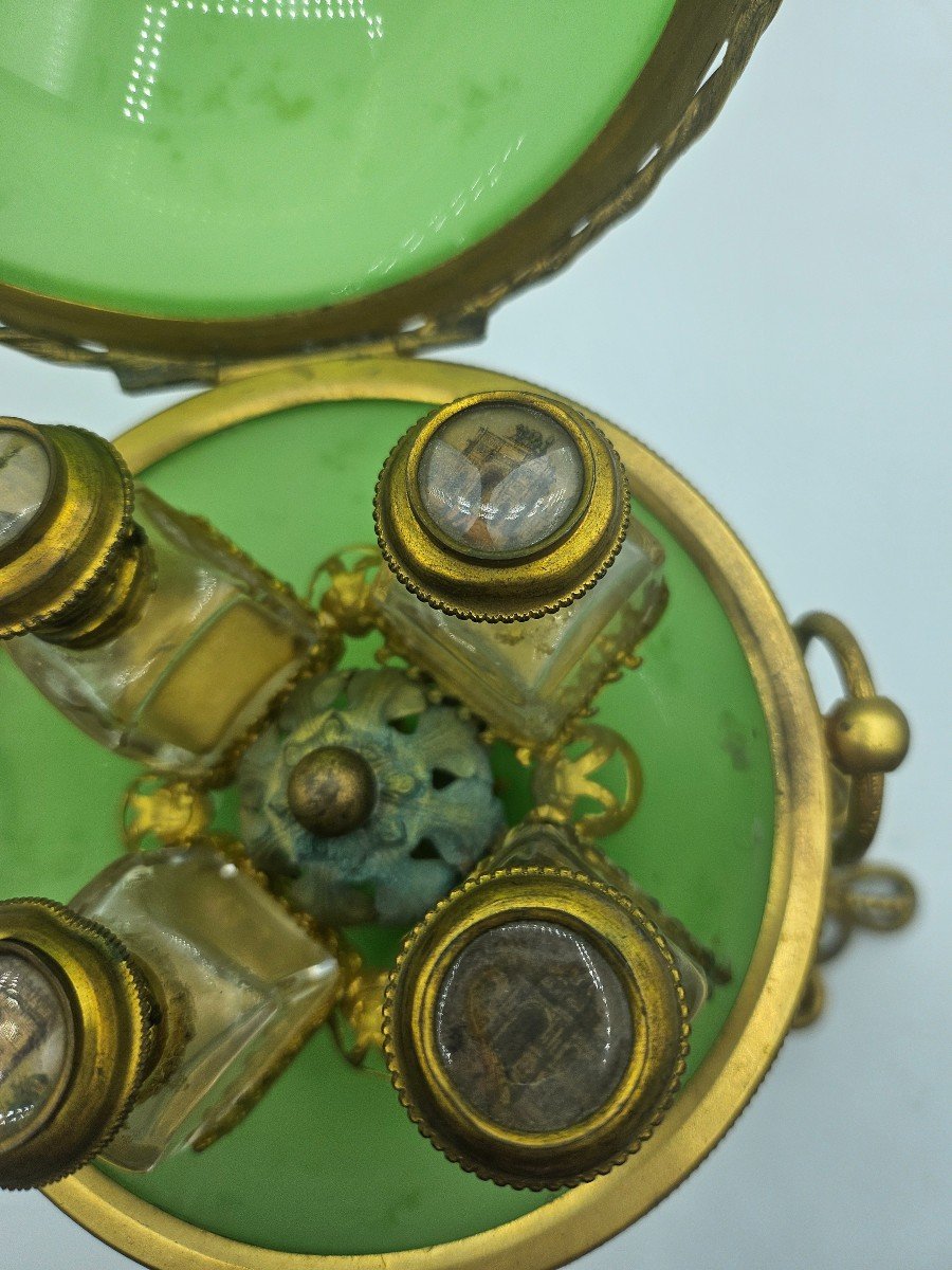 Sphère opaline contenant 4 flacons de parfum aux bouchons avec des vues de Paris-photo-4