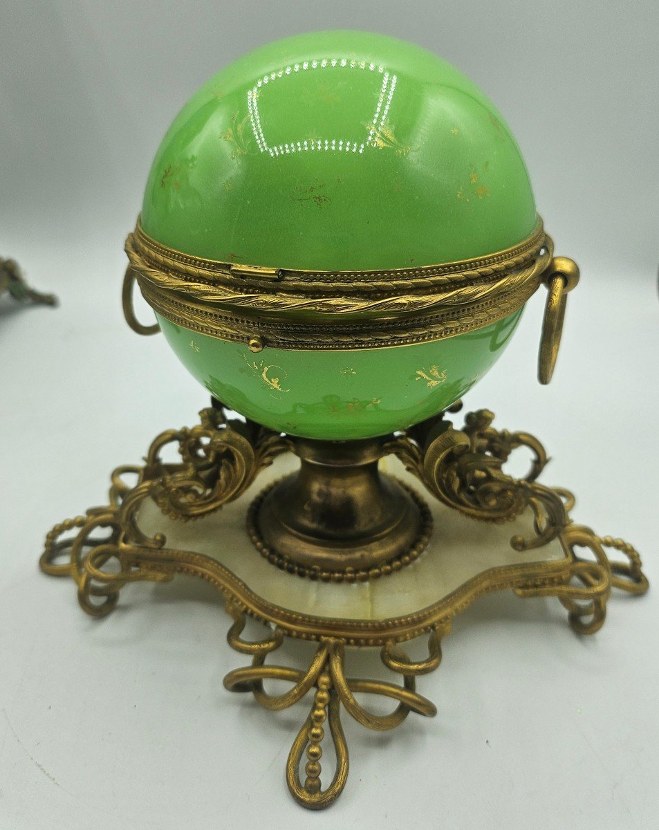 Sphère opaline contenant 4 flacons de parfum aux bouchons avec des vues de Paris-photo-7