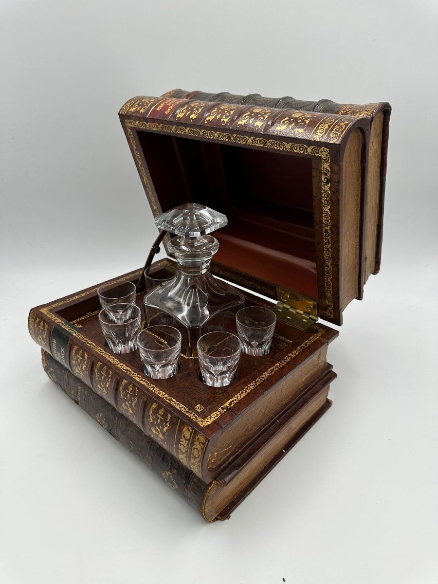 Service Ancien En Cristal De Baccarat Dans Un Coffret En Forme De Livre.