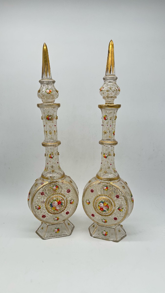 Paire De Carafes Et Bouchons En Verre émaillé De Bohème Pour Le Marché Du Moyen-orient, 19e 
