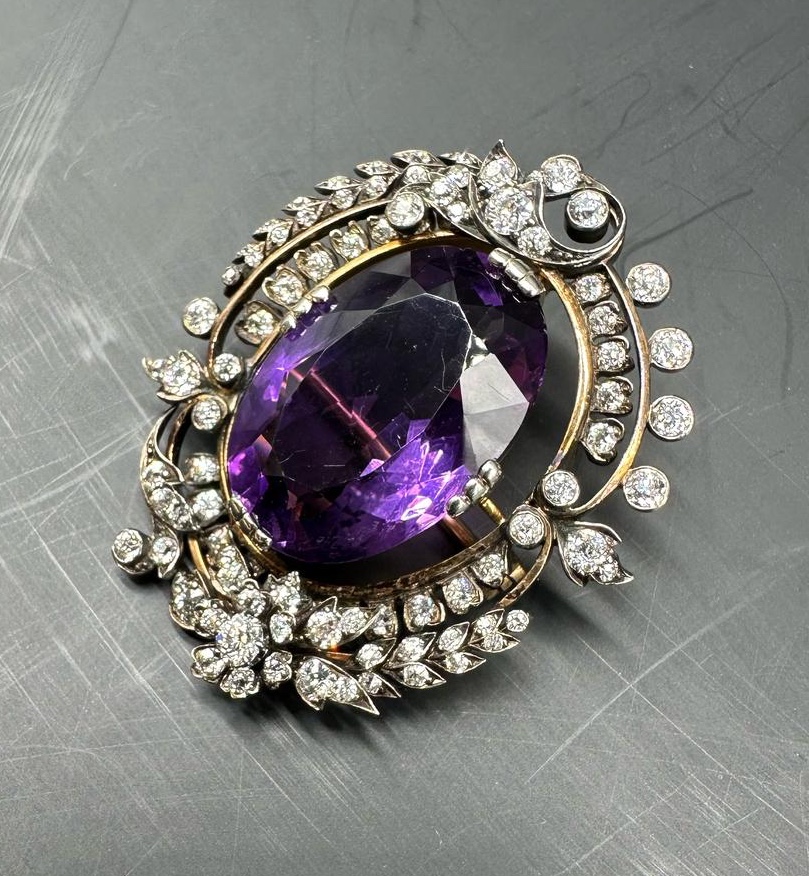 Broche victorienne en or avec une grande améthyste et des diamants-photo-2