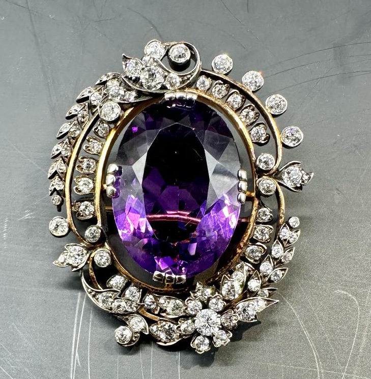 Broche victorienne en or avec une grande améthyste et des diamants