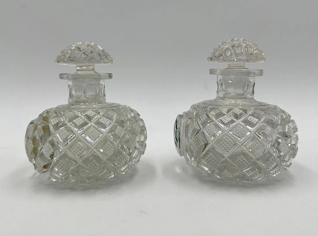 Paire de flacons de parfum en cristal de Baccarat à décor de roses émaillées, époque Napoléon 3-photo-3