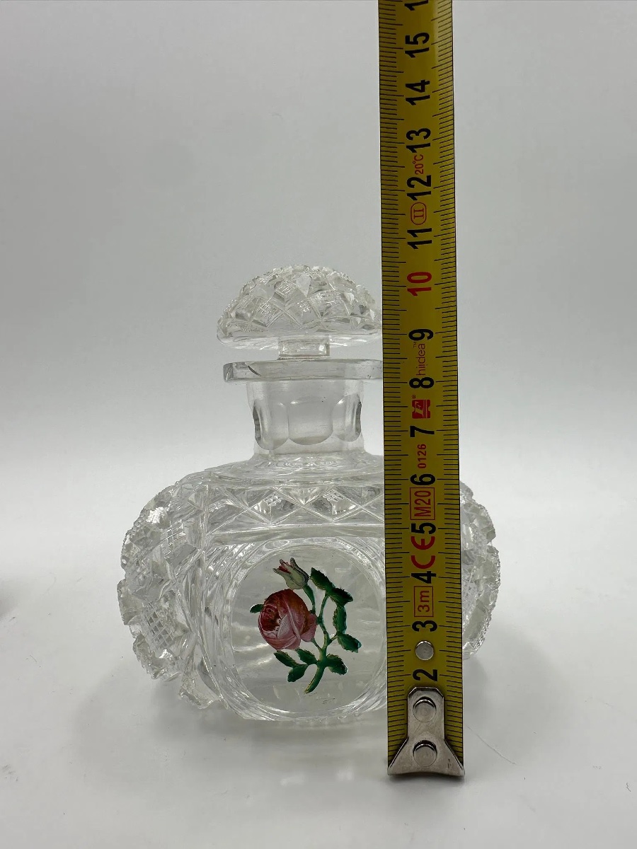 Paire de flacons de parfum en cristal de Baccarat à décor de roses émaillées, époque Napoléon 3-photo-2