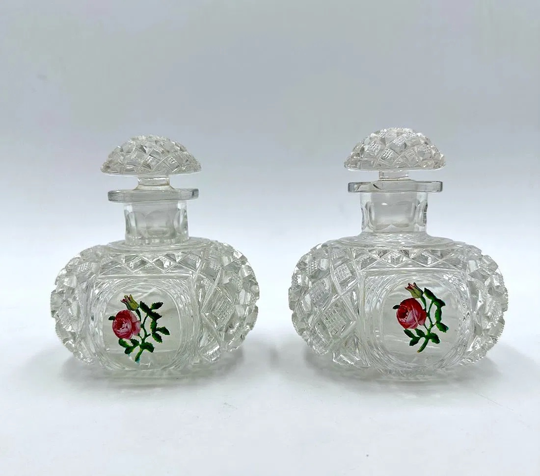 Paire de flacons de parfum en cristal de Baccarat à décor de roses émaillées, époque Napoléon 3-photo-6