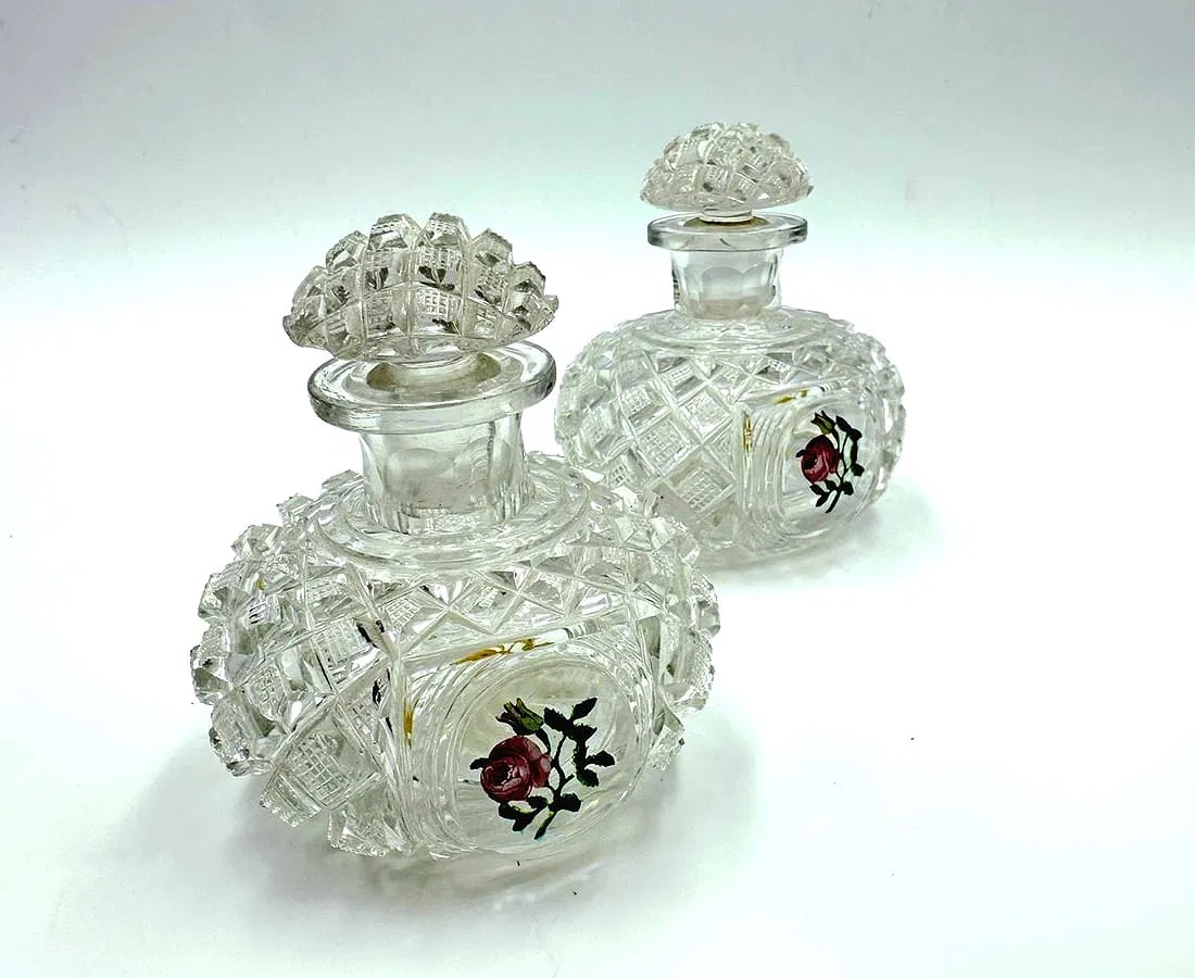 Paire de flacons de parfum en cristal de Baccarat à décor de roses émaillées, époque Napoléon 3-photo-7