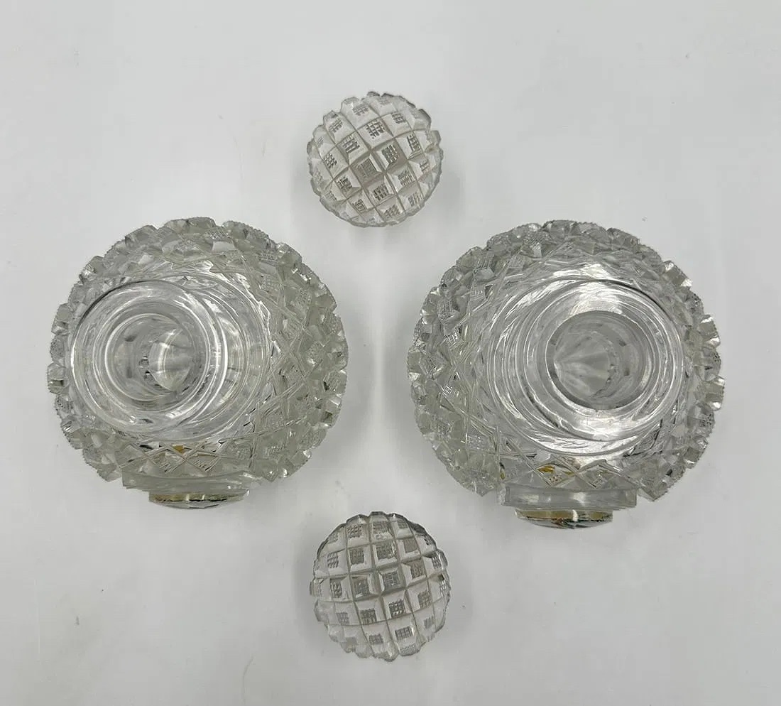 Paire de flacons de parfum en cristal de Baccarat à décor de roses émaillées, époque Napoléon 3-photo-8