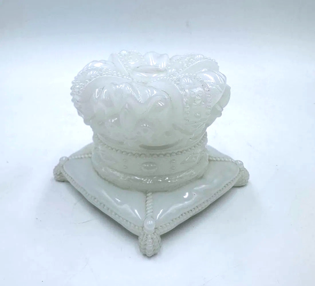 Boîte en opaline française ancienne en forme de couronne posée sur le coussin carré, marquée