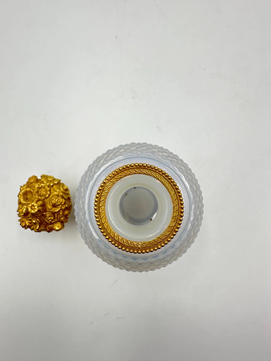 Flacon de parfum en opaline  « Bulle de Savon », coupe en diamant, Jean Baptiste Desvignes-photo-7