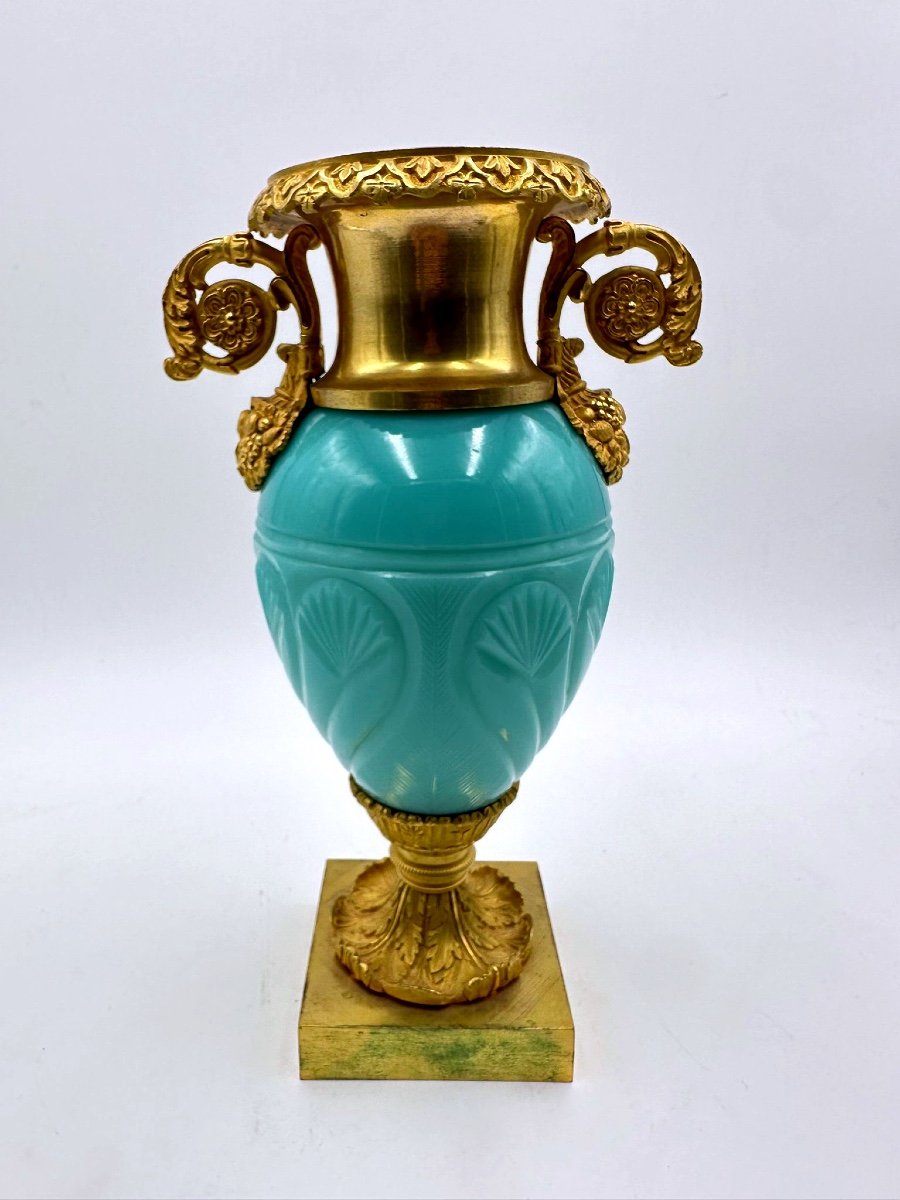 Pendule en forme de vase balustre en opaline vert-d'eau -photo-2