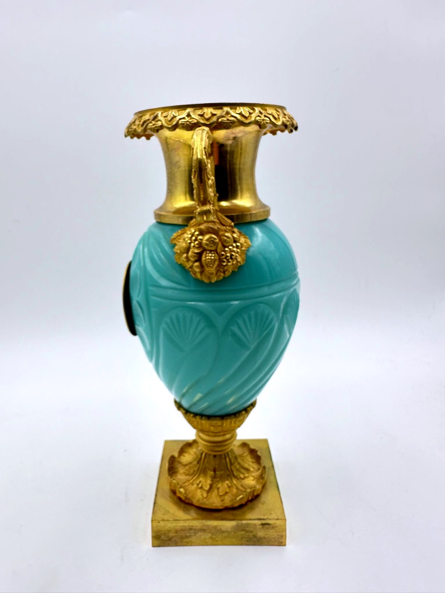 Pendule en forme de vase balustre en opaline vert-d'eau -photo-3