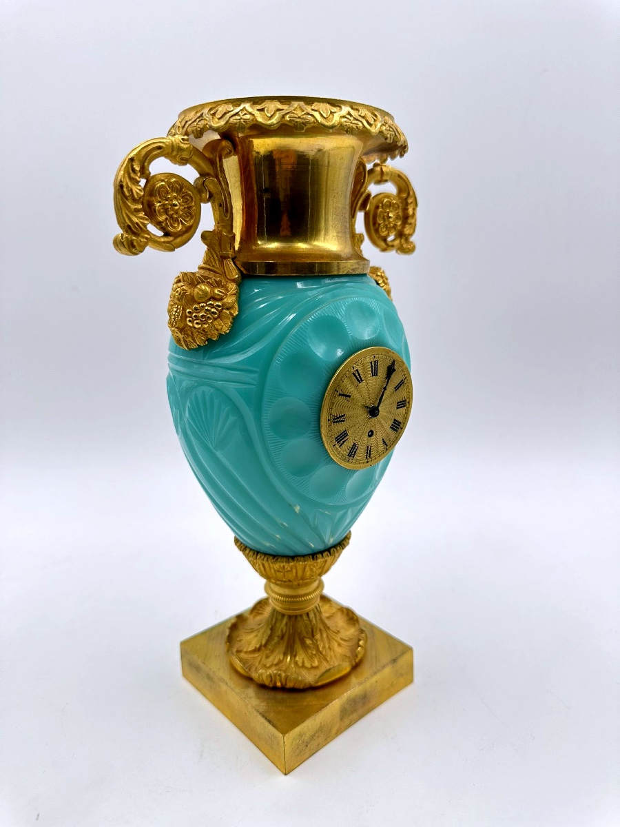 Pendule en forme de vase balustre en opaline vert-d'eau -photo-4