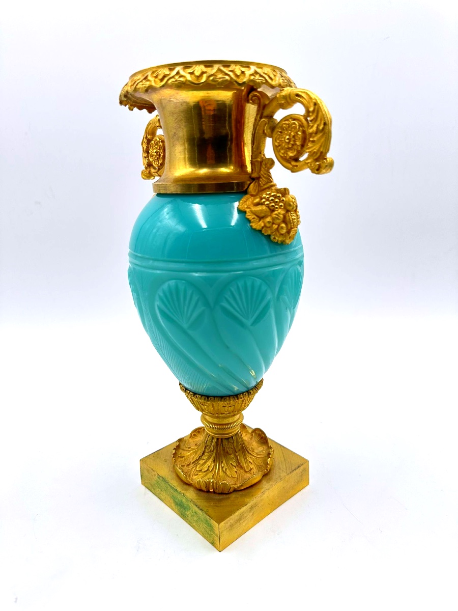 Pendule en forme de vase balustre en opaline vert-d'eau -photo-4
