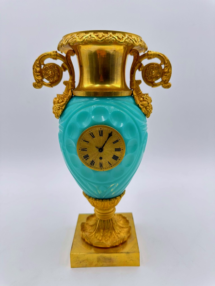 Pendule en forme de vase balustre en opaline vert-d'eau 