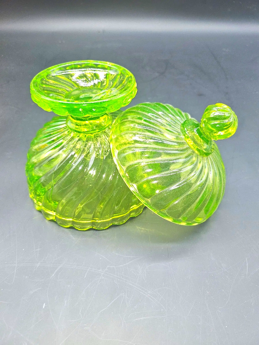 Antique Baccarat Bambou Uranium Glass Bonbonnière.-photo-4