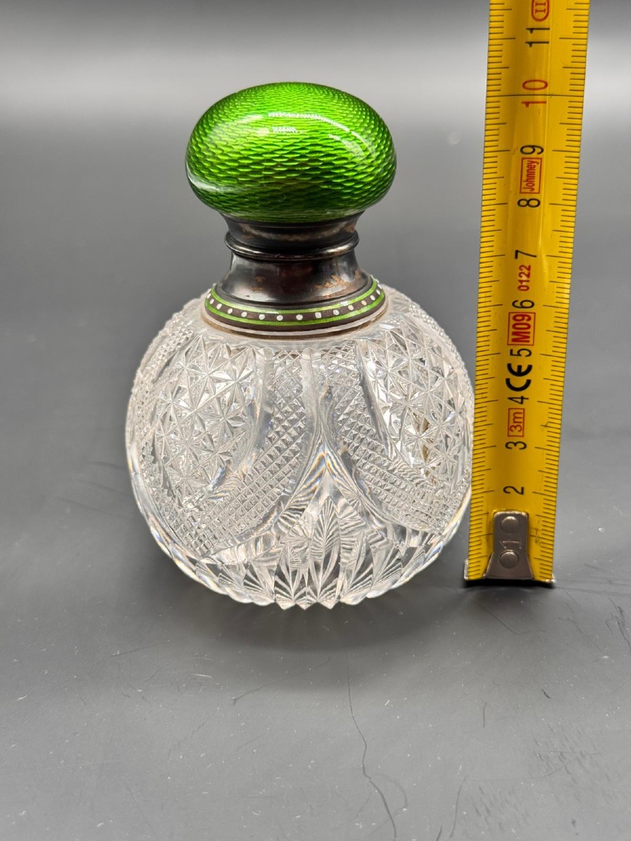 Flacon de parfum ancien en cristal de Baccarat avec bouchon guilloché en argent-photo-3
