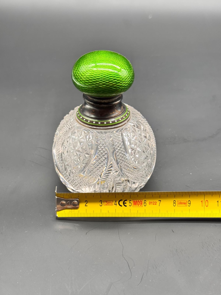 Flacon de parfum ancien en cristal de Baccarat avec bouchon guilloché en argent-photo-5