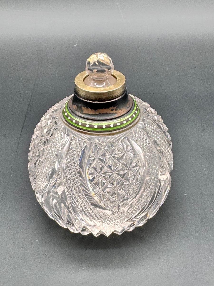 Flacon de parfum ancien en cristal de Baccarat avec bouchon guilloché en argent-photo-6