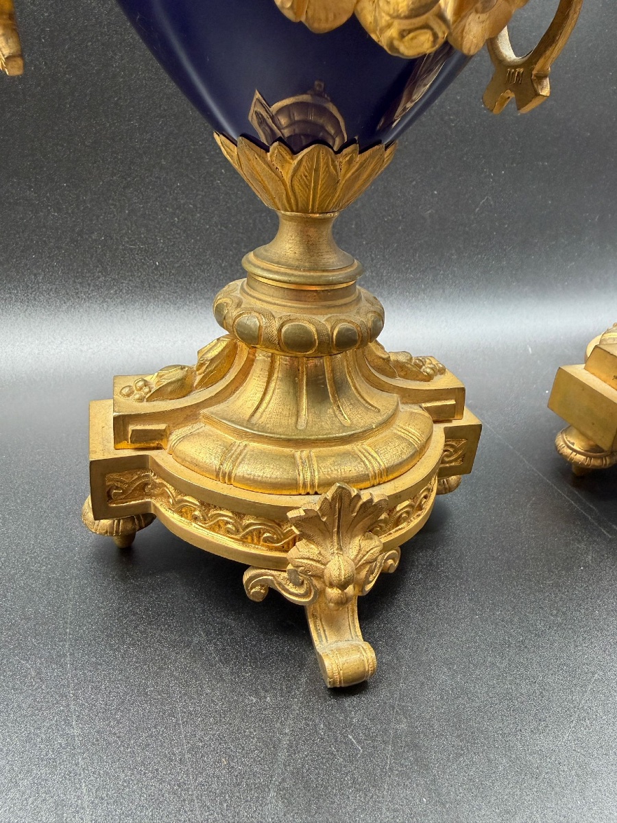 PAIRE DE CANDÉLABRES EN BRONZE DORÉ ET PORCELAINE DE SÈVRES, FRANCE, XIXe SIÈCLE-photo-1
