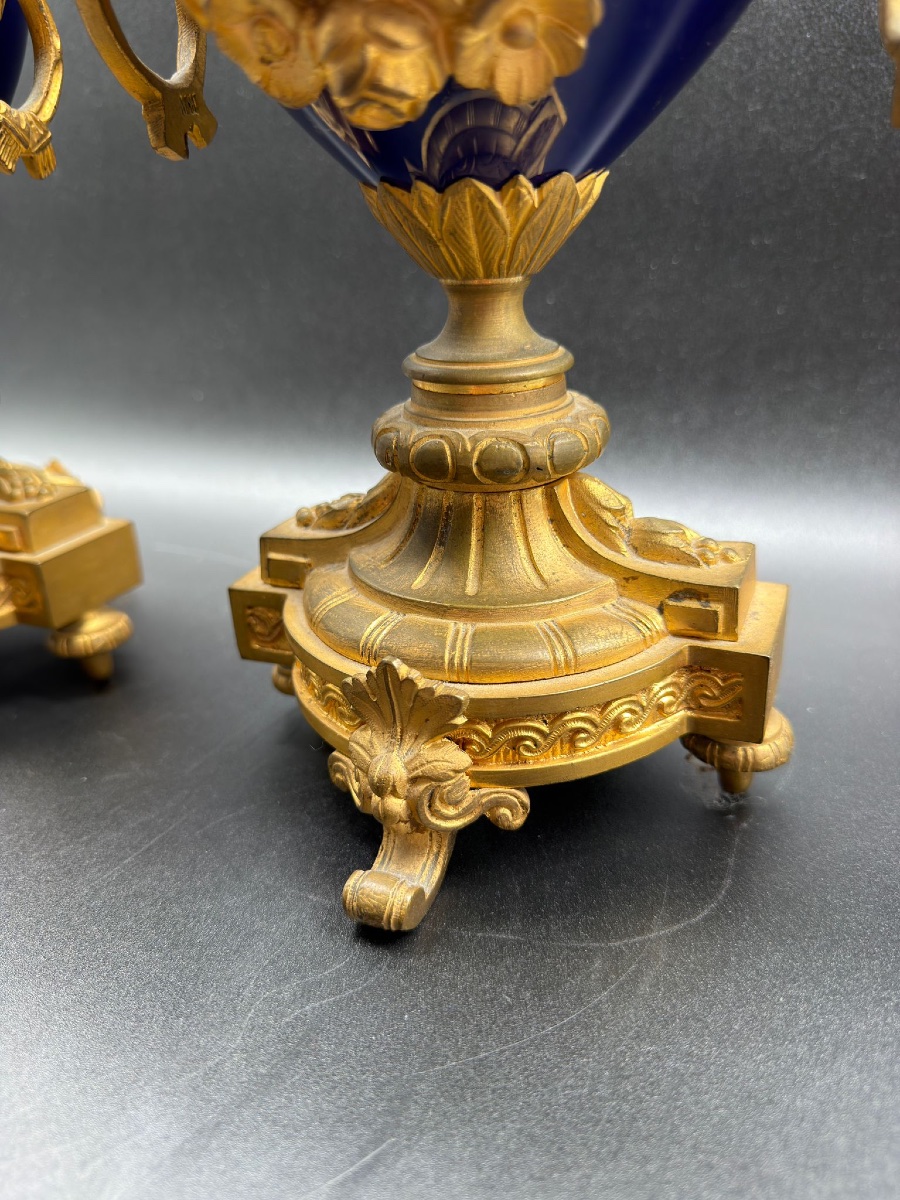 PAIRE DE CANDÉLABRES EN BRONZE DORÉ ET PORCELAINE DE SÈVRES, FRANCE, XIXe SIÈCLE-photo-2