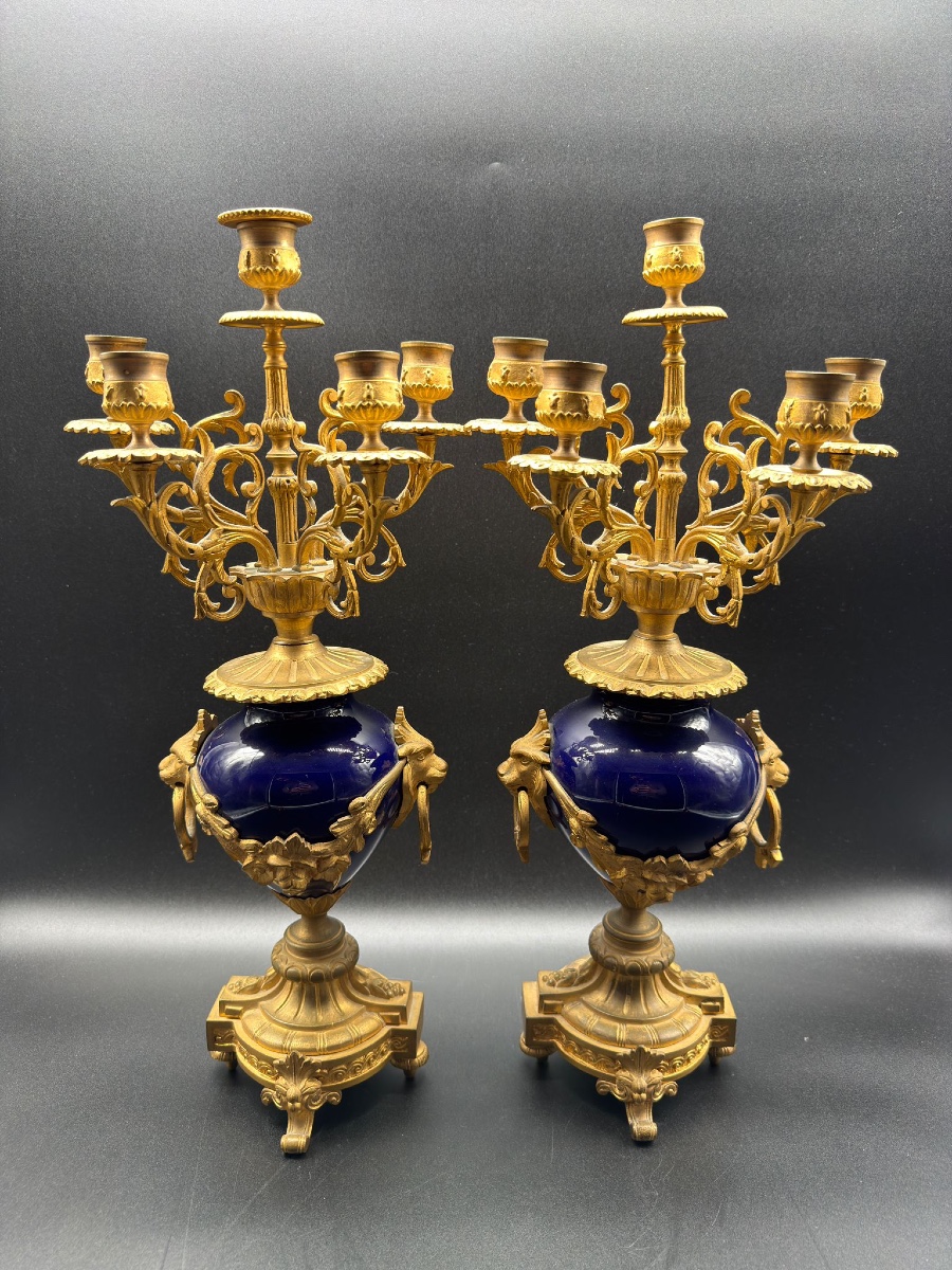 PAIRE DE CANDÉLABRES EN BRONZE DORÉ ET PORCELAINE DE SÈVRES, FRANCE, XIXe SIÈCLE