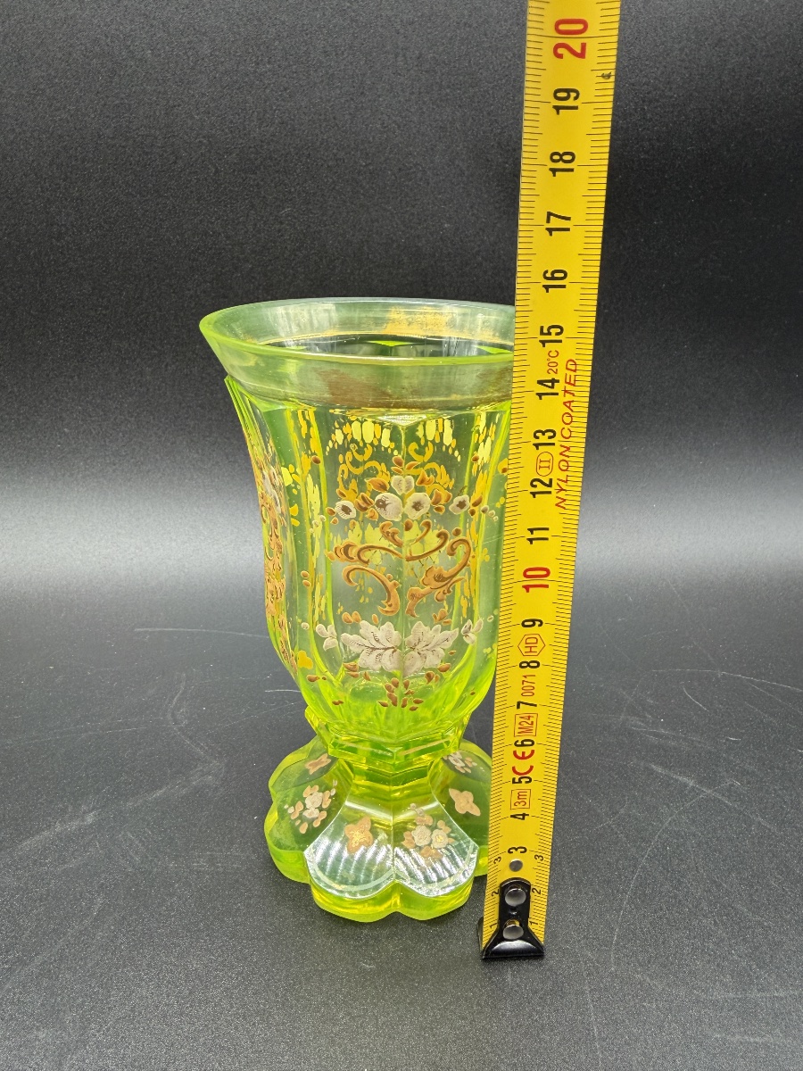 Vase en verre Ouraline  de Bohême du XIXe siècle-photo-2