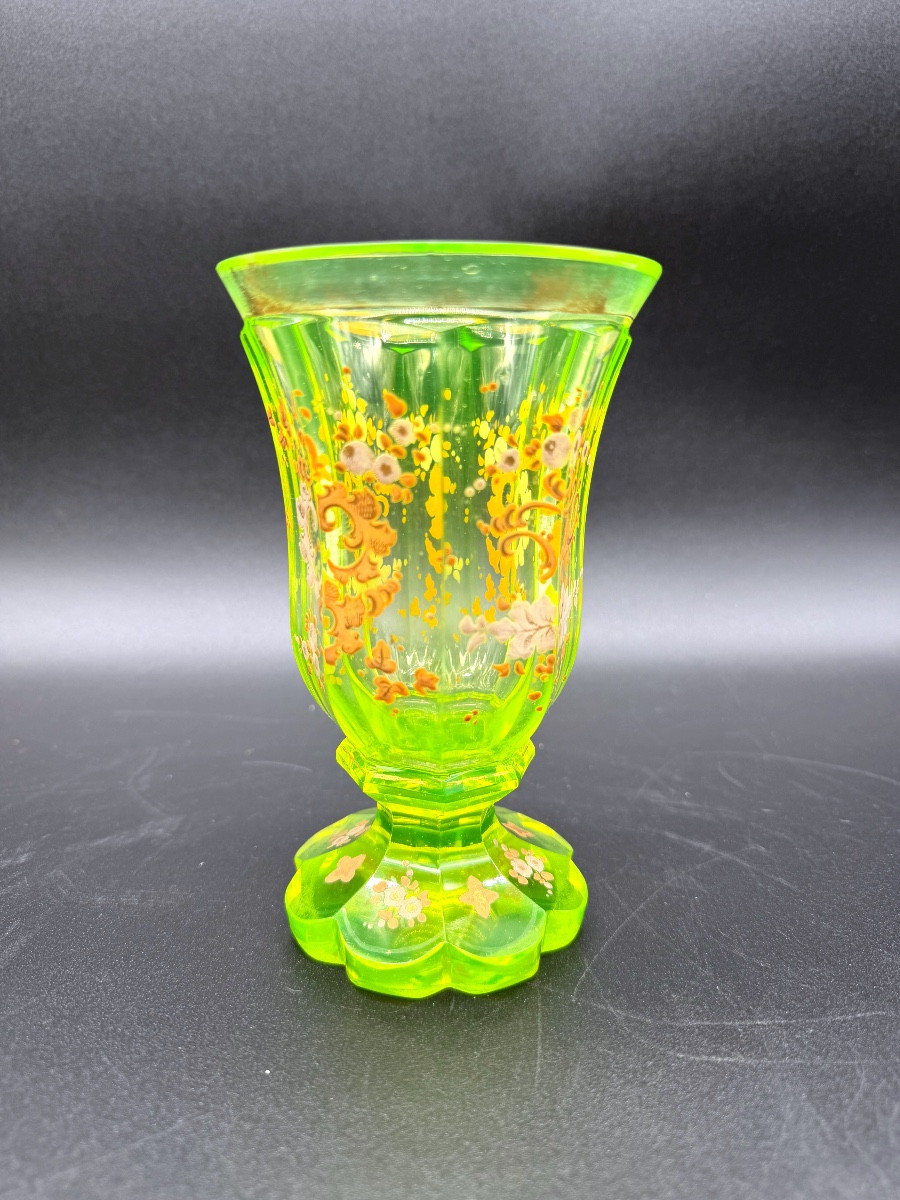 Vase en verre Ouraline  de Bohême du XIXe siècle