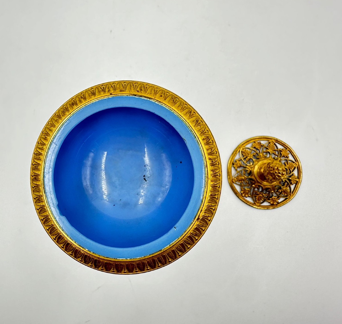 Un brûle parfum en opaline bleu-lavande sur une monture en laiton et bronze dorés à décor d'un -photo-3